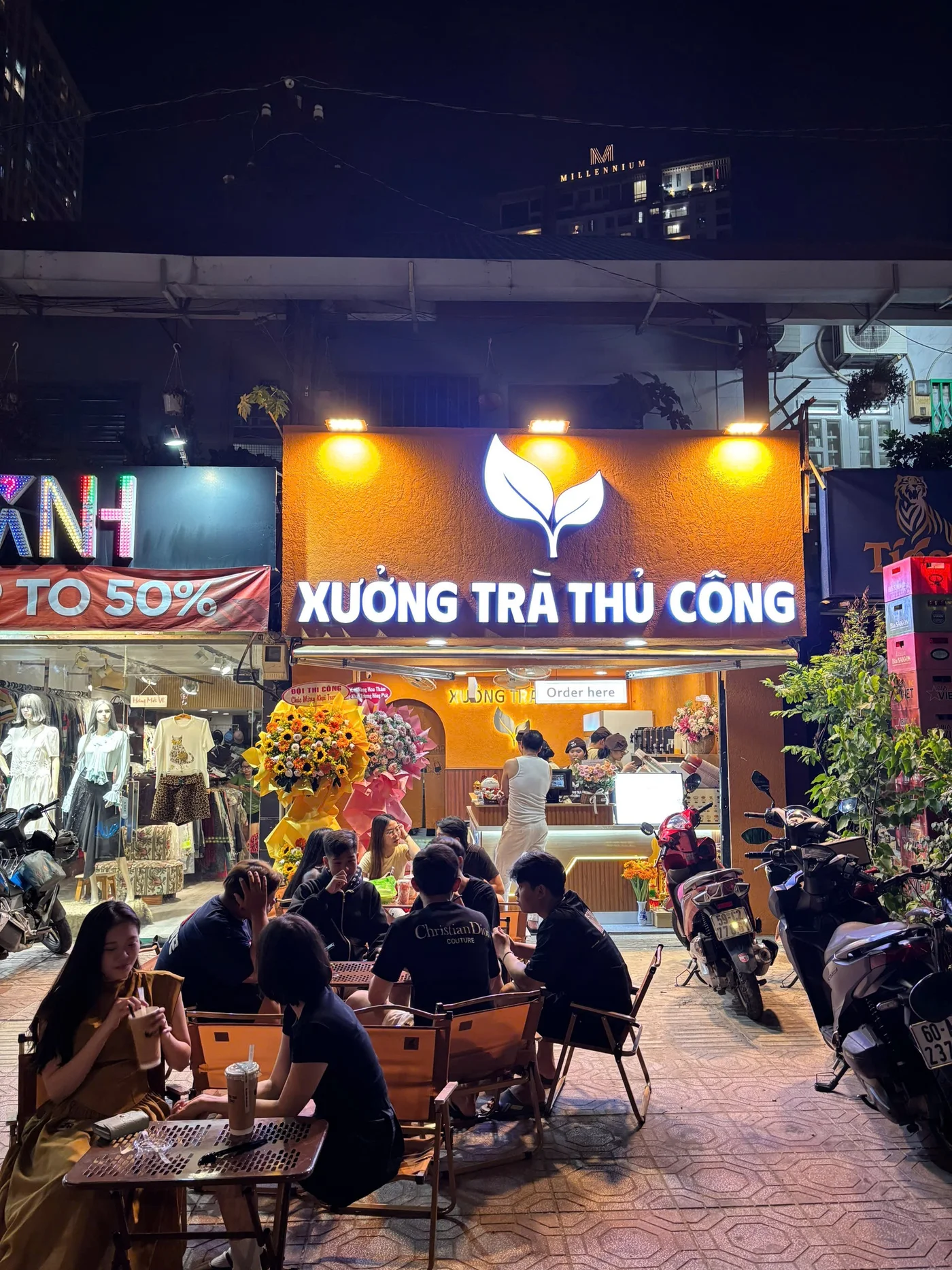 Mặt tiền Xưởng Trà Thủ Công Hoàng Diệu vào buổi tối
